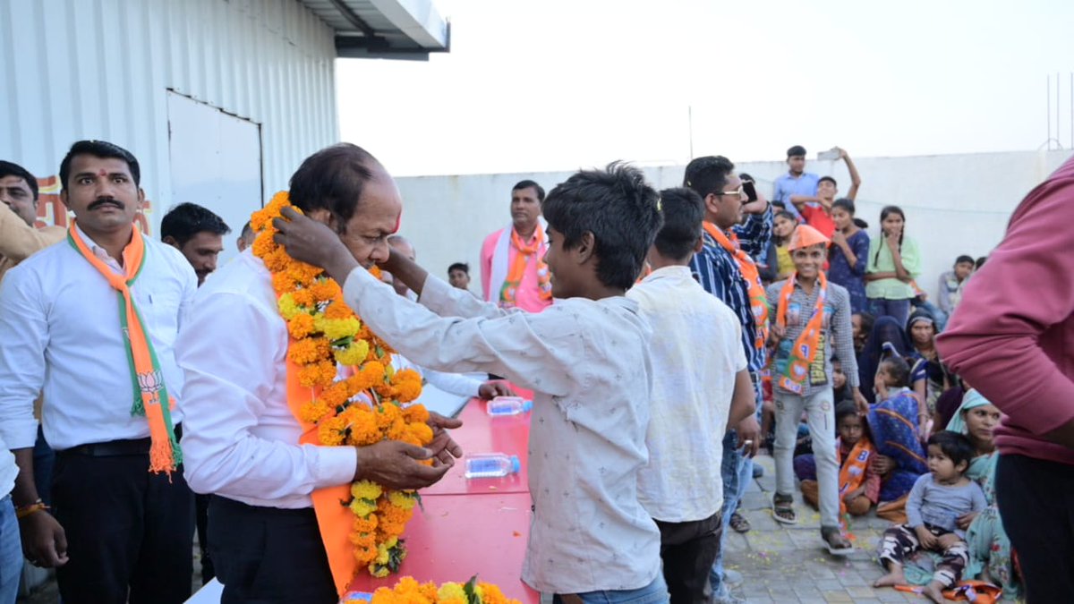 iMadhuVerma's tweet photo. जनसंपर्क प्रभारी महेंद्र सिंह जी ठाकुर, मंडल अध्यक्ष धर्मेंद्र जी वर्मा, मंडल प्रभारी घनश्याम जी पाटीदार आदि ग्रामवासी एवं भाजपा कार्यकर्ता मौजूद रहे।
#RauVidhansabha #BJP4MP #BJP4RAU #जनसंपर्क #जनसेवक #madhyapradesh #cleancityindore https://t.co/7ldgDQcNrn