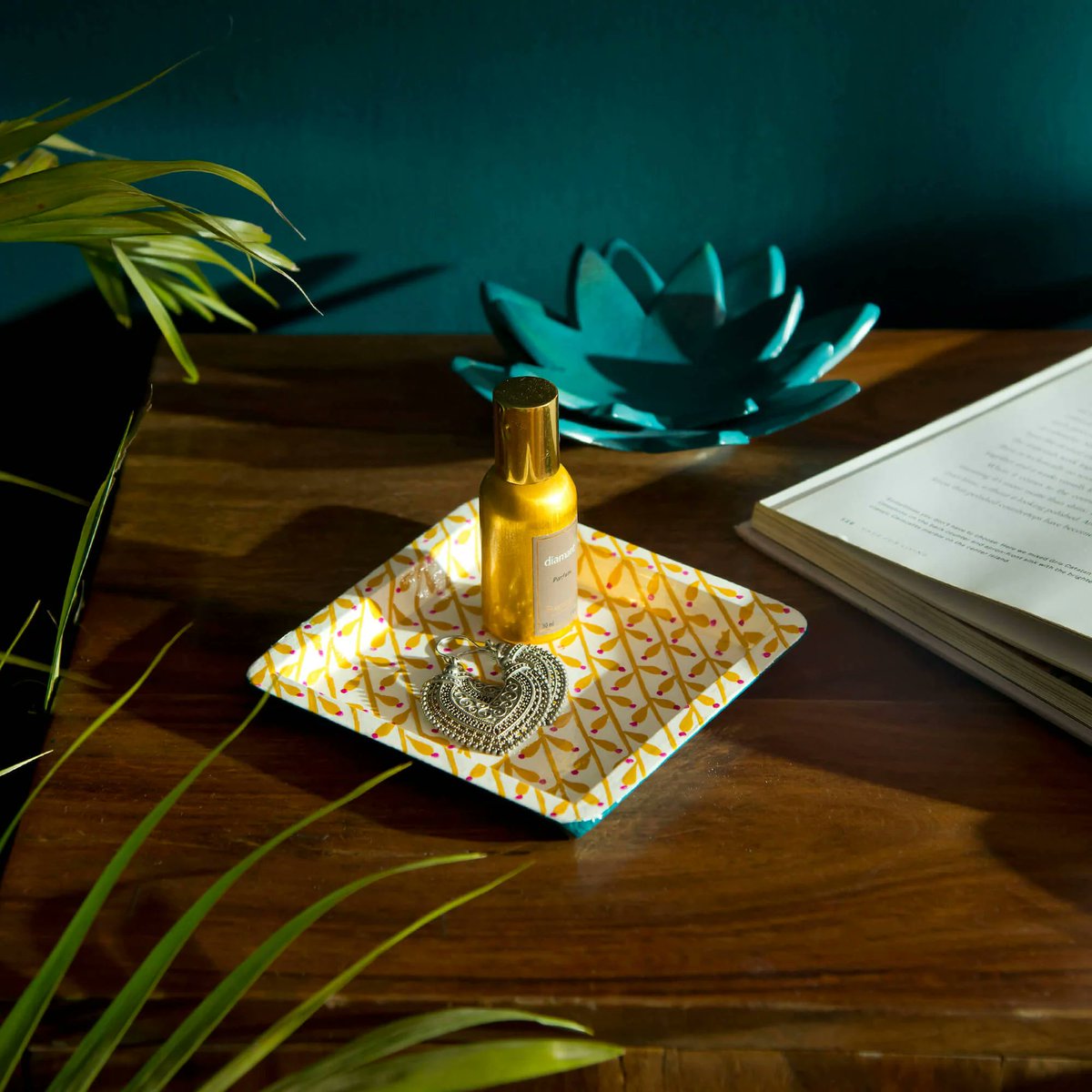 MelaArtisans's tweet photo. Beautiful patterns with a modern form- these hand painted and hand crafted paper mache trinket trays add that final complement to any setting. 

Shop now at https://t.co/DQsSrHHDiR 
#MelaArtisans #Mela #traydecor https://t.co/uEFJu5Rv32