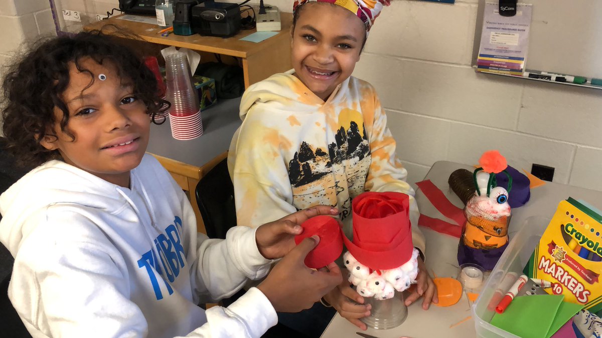KFranklin7's tweet photo. Innovation and teamwork! I love my students and their creativity!! @CLMSJETS #soarlikeajet #teamework https://t.co/1gacE5k7Dj