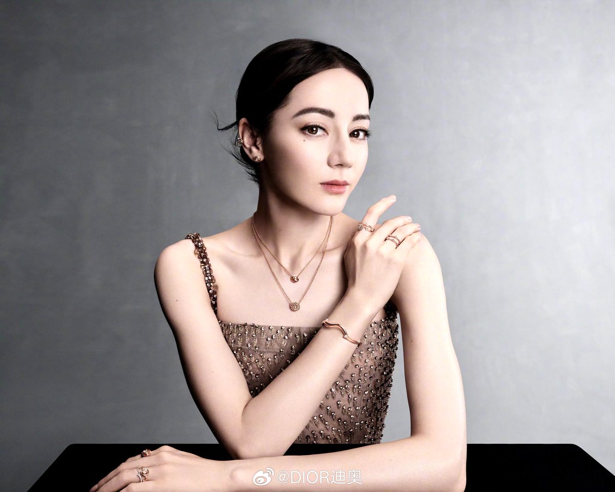 bai_lu_twh's tweet photo. #Dilraba #DiliReba #迪丽热巴🇨🇳😍😍😍
#DIOR released the photo campaigns of their Brand Ambassador in China Dilraba adorned in the LA ROSE #DiorCollection https://t.co/yBjCpWnDaq