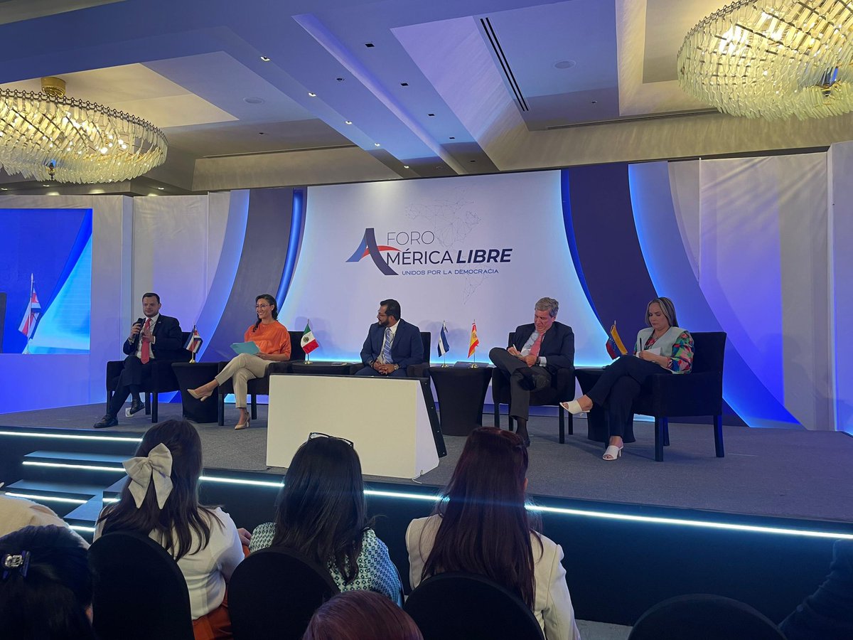 Pr1meroJusticia's tweet photo. #ForoAméricaLibre | “Es fundamental fortalecer los partidos y la democracia, luchando por puestos de decisión en todo ámbito, con el desarrollo organizado de espacios donde se debatan temas de interés, se establezcan redes de apoyo y se desarrollen planes y proyecciones.

Los partidos políticos debemos nutrirnos de las experiencias exitosas, lograr la conducción de instituciones fuertes, perfilar liderazgos formados y empáticos y adaptarnos a las nuevas realidades. 

Además, debemos promover la formación cívica, la participación política y la participación ciudadana.

Es necesario que los demócratas nos dediquemos a invertir esfuerzos y recursos en la expansión de la cultura democrática” .@MBMartinezR 

#NaceAméricaLibre