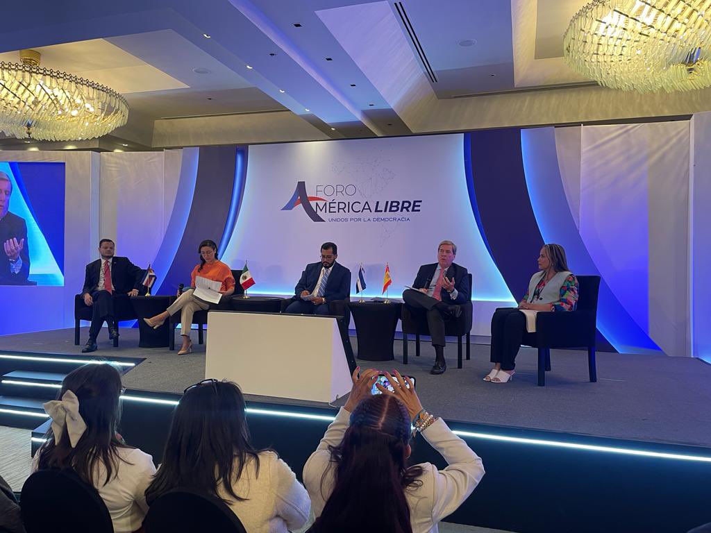 Pr1meroJusticia's tweet photo. #ForoAméricaLibre | “Es fundamental fortalecer los partidos y la democracia, luchando por puestos de decisión en todo ámbito, con el desarrollo organizado de espacios donde se debatan temas de interés, se establezcan redes de apoyo y se desarrollen planes y proyecciones.

Los partidos políticos debemos nutrirnos de las experiencias exitosas, lograr la conducción de instituciones fuertes, perfilar liderazgos formados y empáticos y adaptarnos a las nuevas realidades. 

Además, debemos promover la formación cívica, la participación política y la participación ciudadana.

Es necesario que los demócratas nos dediquemos a invertir esfuerzos y recursos en la expansión de la cultura democrática” .@MBMartinezR 

#NaceAméricaLibre