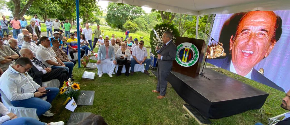#27Octubre| Hoy en su lugar de descanso rendimos merecido homenaje a #CarlosAndrésPérez, líder de #AcciónDemocrática, el Partido del Pueblo. Presidente de #Venezuela en dos períodos con un desempeño excepcional orientado a favorecer a los desposeídos. Al Presidente Pérez rogamos