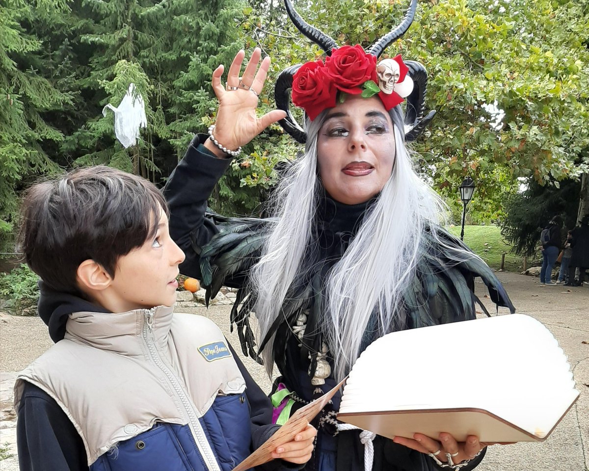 3 effrayantes journées vous attendent à France Miniature ! 
Les 29, 30 et 31 octobre, de drôles de personnages vous aideront à participer à un terrible jeu de piste 👻 

#Halloween  #sortieenfamille #citrouilles #vacancesscolaires #vacances  #Toussaint