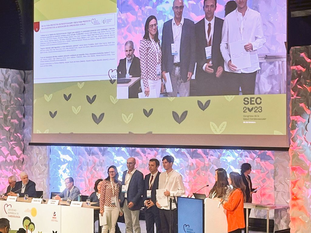 ¡Emocionante noticia desde el Congreso #SEC2023! 🌟 La Dra. @amayagarciaf ha recogido la Beca de Investigación Clínica en Cardiología por el proyecto 'NAIROBI' sobre Anticoagulación en Ablación de #FibrilaciónAuricular. ¡Enhorabuena!👏 #Investigación