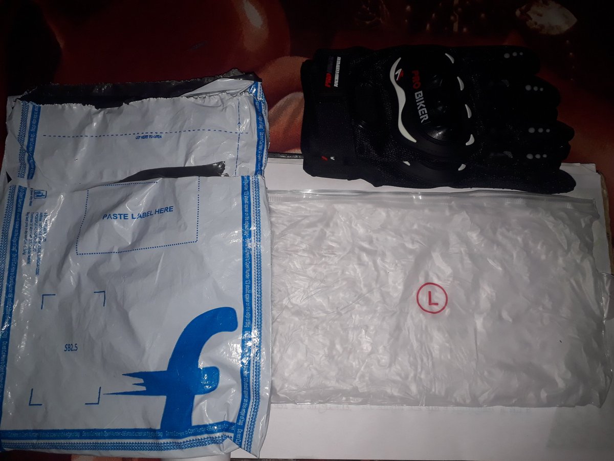 Divyanshu_DM_'s tweet photo. Flipkart is not making any improvement in its work and I think it does not want to.  Last time also I had lodged a complaint but it did not make any difference, this time again I ordered for XXL size gloves but the delivery was of L size
@flipkartsupport @Flipkart @consumerforum_ https://t.co/Qkqs5vf3jr