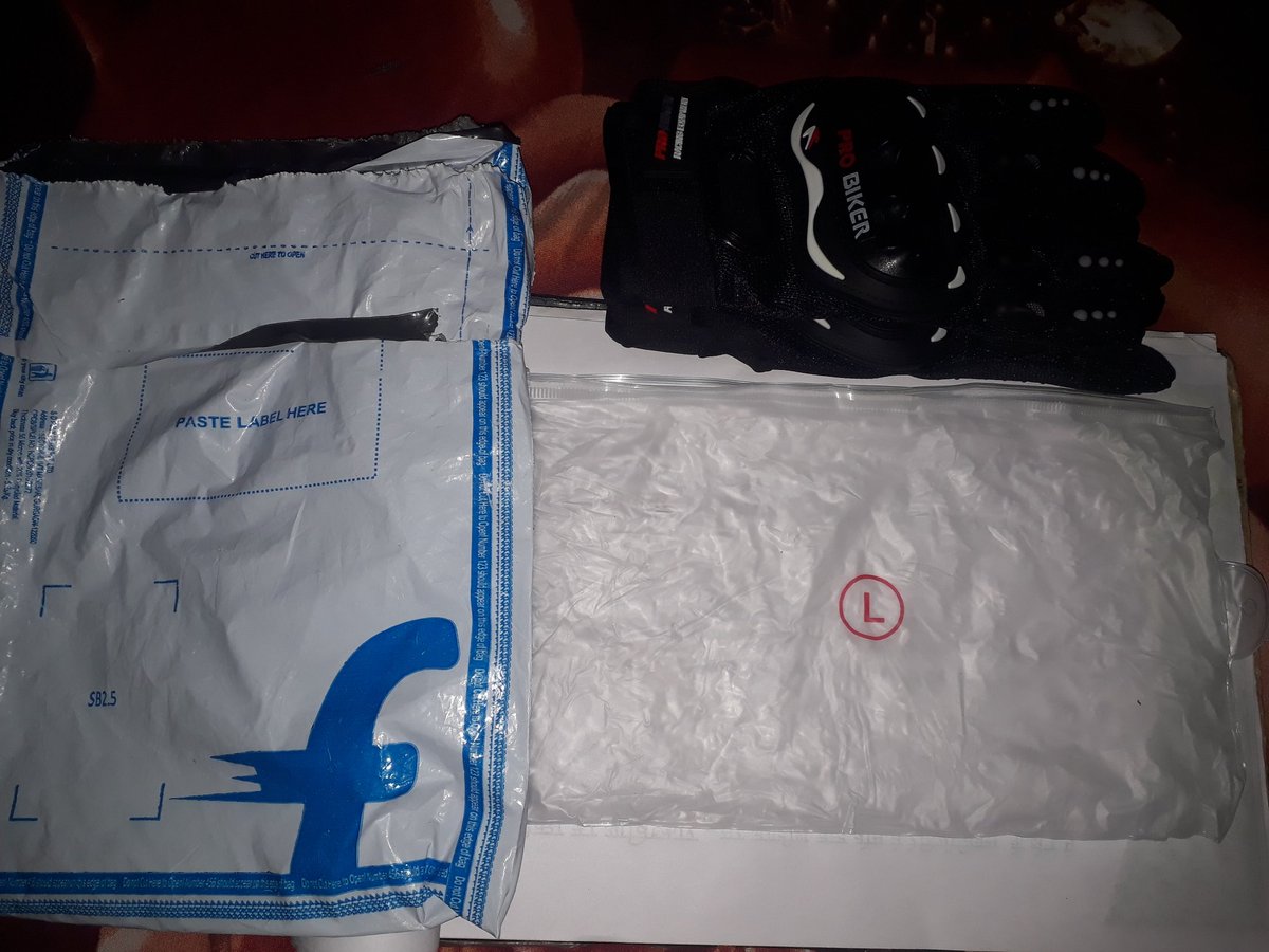 Divyanshu_DM_'s tweet photo. Flipkart is not making any improvement in its work and I think it does not want to.  Last time also I had lodged a complaint but it did not make any difference, this time again I ordered for XXL size gloves but the delivery was of L size.
@flipkartsupport @Flipkart
@_sachinbansal https://t.co/UWjJ4z3L6k