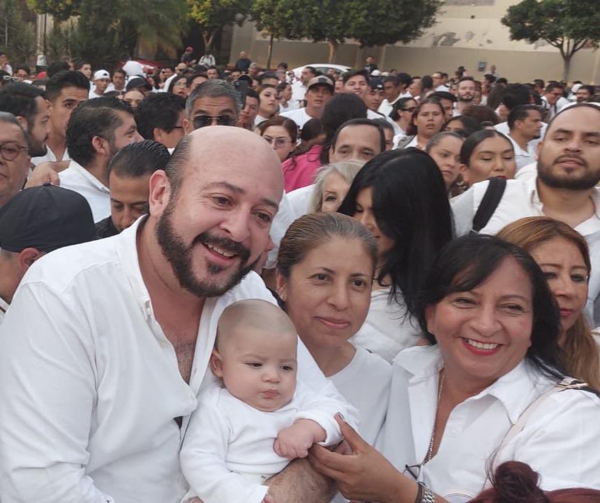 BitacoraPol's tweet photo. En ruta #HastaDondeTope Muestra su gran músculo (estructura tapatía) el aspirante de @MovCiudadanoJal a gobernar Guadalajara @MarcoValerioGDL acompañado de su hijo León Valerio, ¿será que trae torta bajo el brazo el pequeño?.
En Jalisco MC no tiene mejor estructura que la de MVPG https://t.co/SC1jjyxTdh