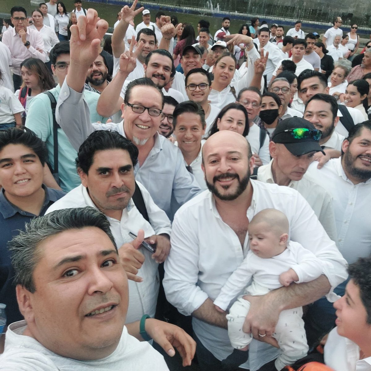 BitacoraPol's tweet photo. En ruta #HastaDondeTope Muestra su gran músculo (estructura tapatía) el aspirante de @MovCiudadanoJal a gobernar Guadalajara @MarcoValerioGDL acompañado de su hijo León Valerio, ¿será que trae torta bajo el brazo el pequeño?.
En Jalisco MC no tiene mejor estructura que la de MVPG https://t.co/SC1jjyxTdh