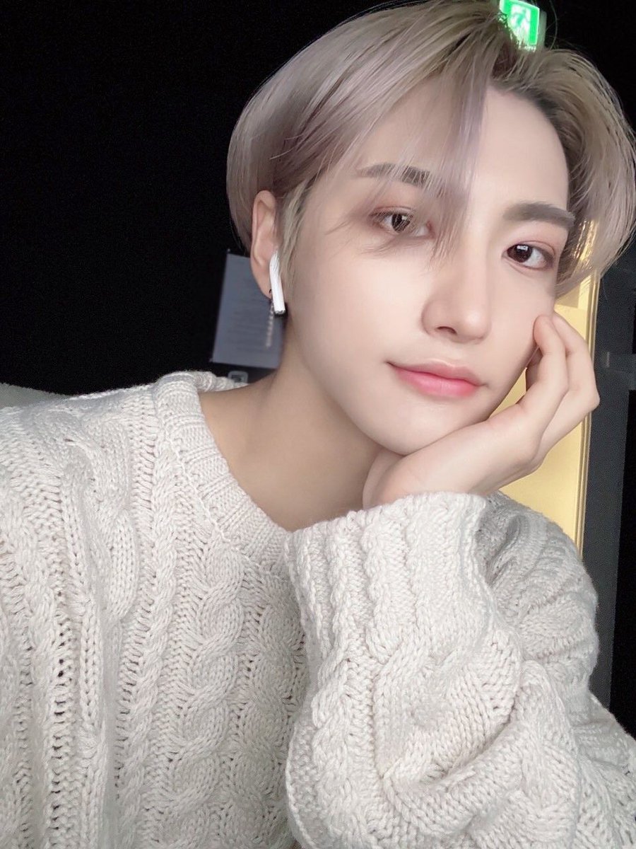 cw // enby Hwc , hwussy , pussy slapping , overstim

"You like that, don't you?", hj asked with a grin, despite knowing the answer already as he looked down at Hwc, whose short skirt was hiked up to their waist to reveal their pussy that got even pinker after the first slap. +