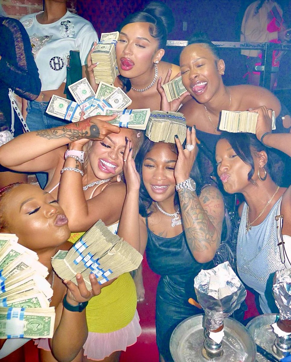 MsBigLATTO's tweet photo. 𝑻𝒉𝒓𝒆𝒘 𝒔𝒐 𝒎𝒂𝒏𝒚 𝒓𝒂𝒄𝒌𝒔, 𝒂 𝒃𝒊𝒕𝒄𝒉 𝒄𝒂𝒏'𝒕 𝒆𝒗𝒆𝒏 𝒔𝒆𝒆 𝒕𝒉𝒆 𝒇𝒍𝒐𝒐𝒓 💰 https://t.co/q9H2Yc0HSl