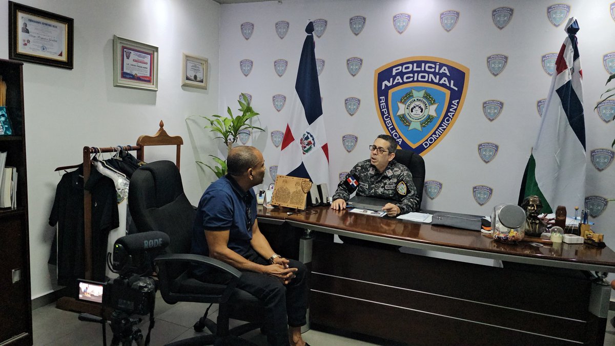 gabrielmercedez's tweet photo. Si buscas tener una persona que siempre conteste con la verdad, con humildad y conocimiento entonces debes entrevistar al coronel @pesqueiradiego 

Su profesionalidad es de otro nivel, su entrega sin presedente. 

@rd_policia #PNteEscucha https://t.co/qhJsptjDFV