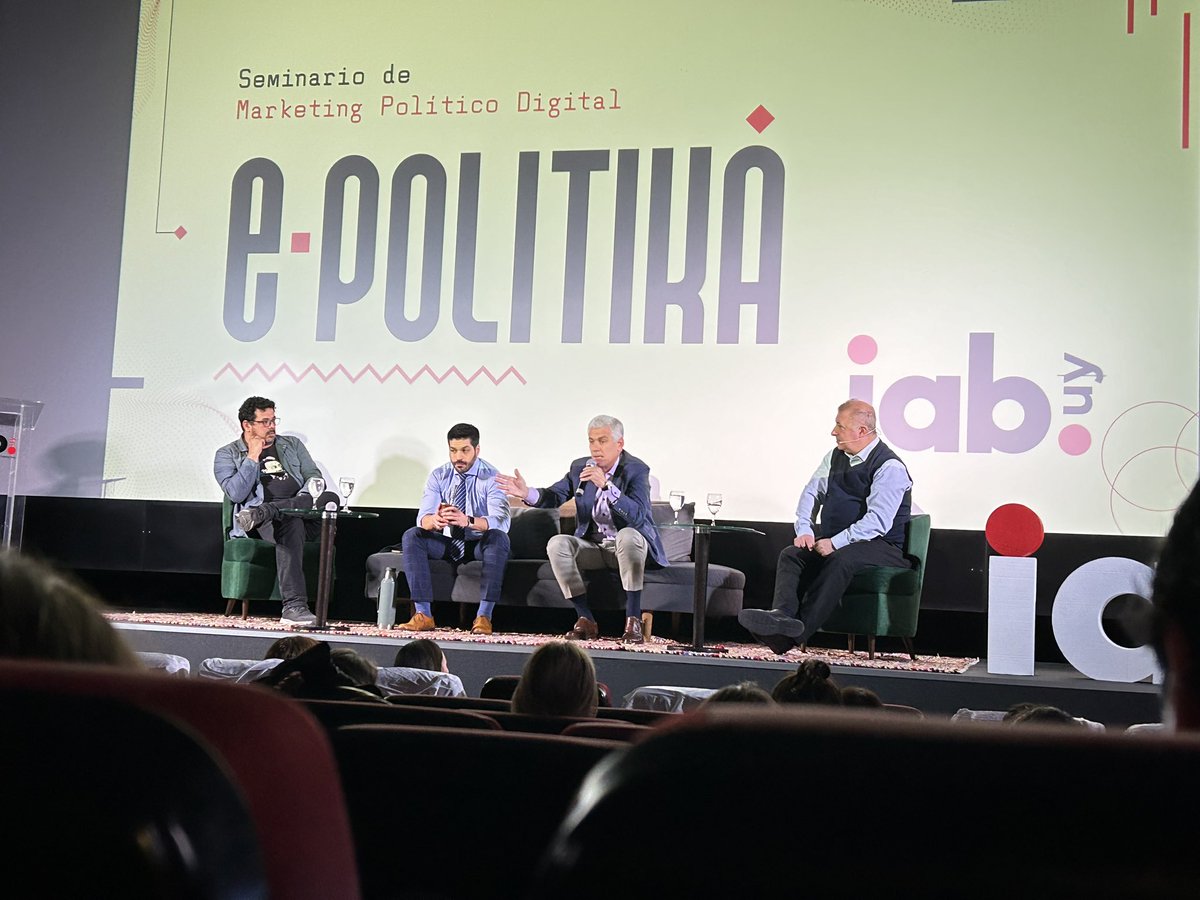 Me siento uruguaya hasta la médula y me llena de orgullo que en mi país pasen estas cosas: tres políticos de partidos distintos e ideas diferentes, conversando y compartiendo cordialmente en un evento. 👏🏻👏🏻👏🏻