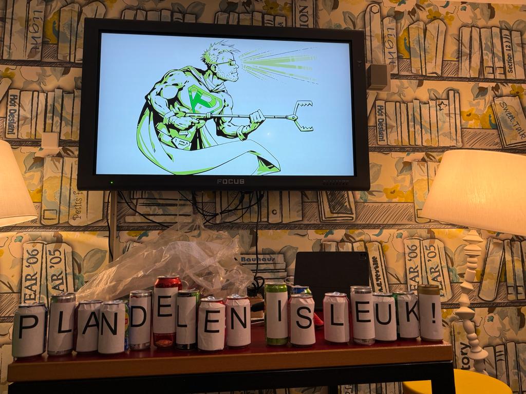 Vandaag opende @MarinkaMulder het plandelpunt in de Bibliotheek Renkum. Plandelman Anton vertelde enthousiast over plandelen (zie plandelman.nl ), een mooie manier om zwerfafval aan te pakken.