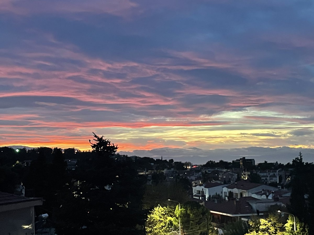 Καλό βράδυ ,φίλοι μου Έίναι περίεργο τη νύχτα όλα φαίνονται μεγαλύτερα Η αγάπη Η μοναξιά Οι αναμνήσεις