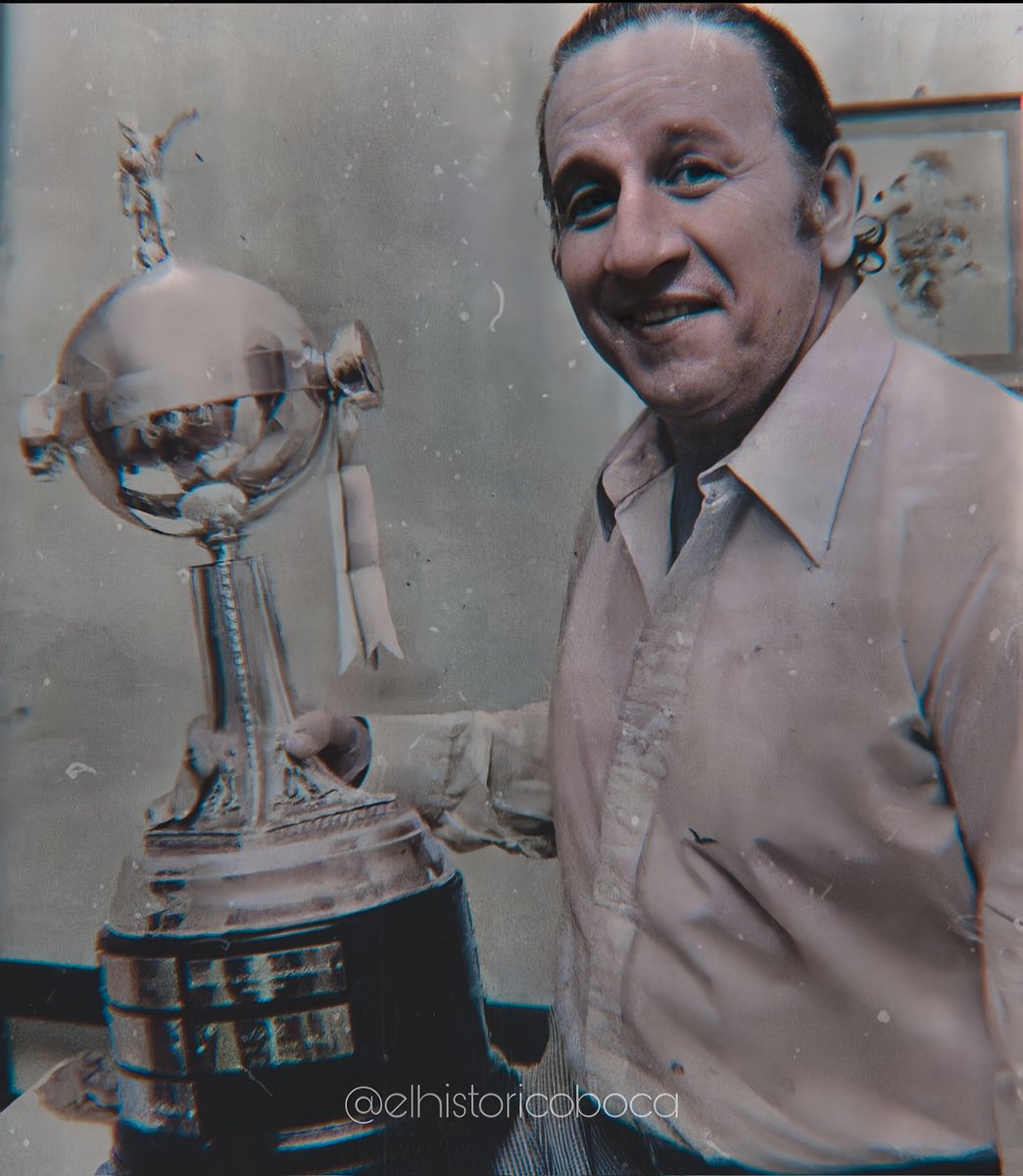 AlejoSerafino's tweet photo. Llegó al Club en 1945. Fue campeón de la Copa Británica 1946 (en el Gallinero) y bicampeón de la Copa Confraternidad entre 1945 y 1946.

Volvió como entrenador en un momento complicado de la institución, en el que no se lograba ningún título hacia 6 años.

Asumió en febrero y en menos de 6 meses logró conformar un equipazo que se coronó campeón del Metropolitano en el Monumental.

4 meses más tarde, Boca se consagró nuevamente. Esta vez del Nacional, ganándole a River la primera final de la historia de los superclásicos.

Al siguiente año, levantó la primera Copa Libertadores de la historia de nuestro Club.

En 1978, repitió. Eliminando a River en semifinales y consiguiendo nuevamente la Copa Libertadores. Esta vez, de manera invicta.

Entre esos logros, Boca disputó su primera Copa Intercontinental frente al Mönchengladbach. Empató de local y parecía que los europeos en la vuelta arrasarían... Pero el Xeneize fue al viejo continente y los goleó 3 a 0.

En resumen, este hombre fue bicampeón de copas rioplatenses, campeón de una copa nacional, bicampeón del torneo local, bicampeón de Copa Libertadores y campeón del mundo. Además de haber dado 2 vueltas olímpicas en Nuñez (o Belgrano), de haber eliminado a River en semifinales de Copa y de haberles ganado la final del Nacional.

Hoy sería el cumpleaños del grandísimo Juan Carlos Lorenzo.

Eterno, Toto. Lo que hiciste por Boca no se olvida en la vida.