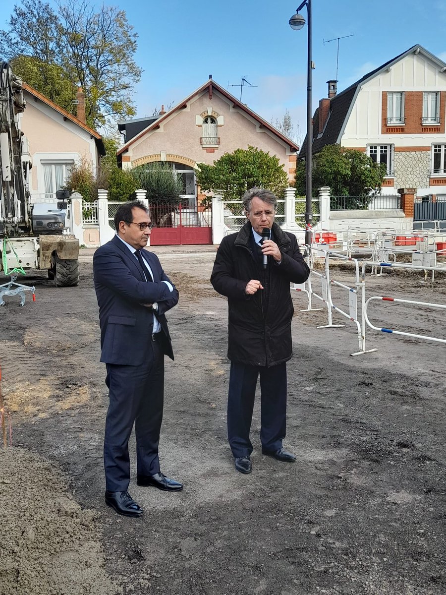 SergeGrouard's tweet photo. Lancement des travaux de requalification de la rue Charles Beauhaire.
 
Raccordement des équipements municipaux à la chaufferie biomasse SODC, végétalisation, pistes cyclables …. La métropole d’Orléans et les communes sont totalement engagées dans la transition écologique ! https://t.co/Rz6ptN2O7u