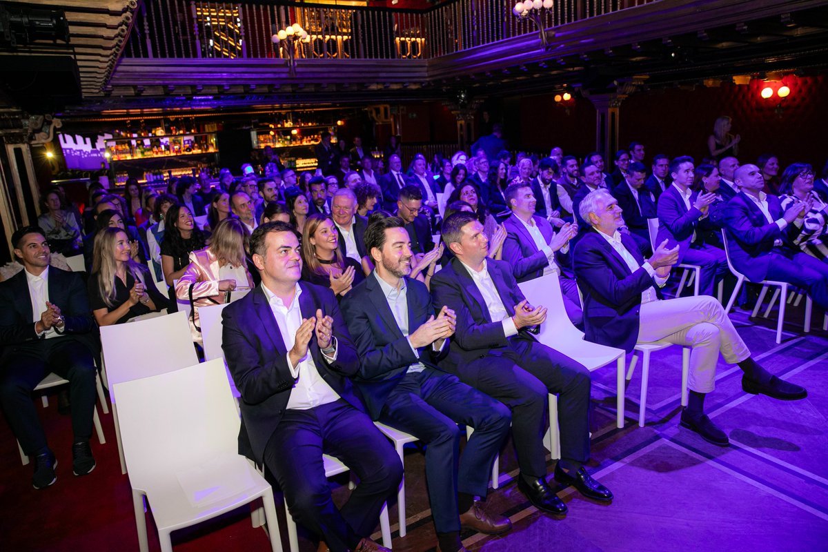 Ayer en la prestigiosa gala de los premios <a href="/fotocasapro/">Fotocasa Pro</a>  fuimos galardonados con el Premio al Emprendimiento Inmobiliario 🏆

Este reconocimiento valida nuestro compromiso con la innovación y el éxito en el sector 🏠

¡Gracias a todos!