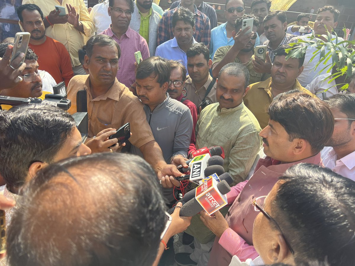 ManojTiwariMP's tweet photo. #गोरखपुर_यात्रा #manojtiwari
     आज गोरखपुर में एक #bottom_up नाम से #Restaurant उद्घाटन किया.. ओनर #AditiAgrawal और #Jyotipanwar को बधाइयाँ.. #Chief_Chef सहित 15 लोग को #रोज़गार मिला.. आज #युवा नये नये व्यापार अपना रहे हैं और #Jobgiver बन रहे हैं https://t.co/ib6BUyMlrl