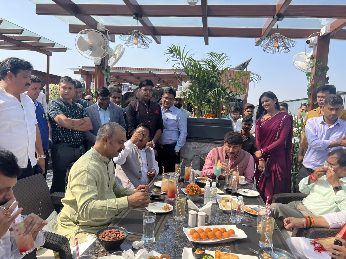 ManojTiwariMP's tweet photo. #गोरखपुर_यात्रा #manojtiwari
     आज गोरखपुर में एक #bottom_up नाम से #Restaurant उद्घाटन किया.. ओनर #AditiAgrawal और #Jyotipanwar को बधाइयाँ.. #Chief_Chef सहित 15 लोग को #रोज़गार मिला.. आज #युवा नये नये व्यापार अपना रहे हैं और #Jobgiver बन रहे हैं https://t.co/ib6BUyMlrl