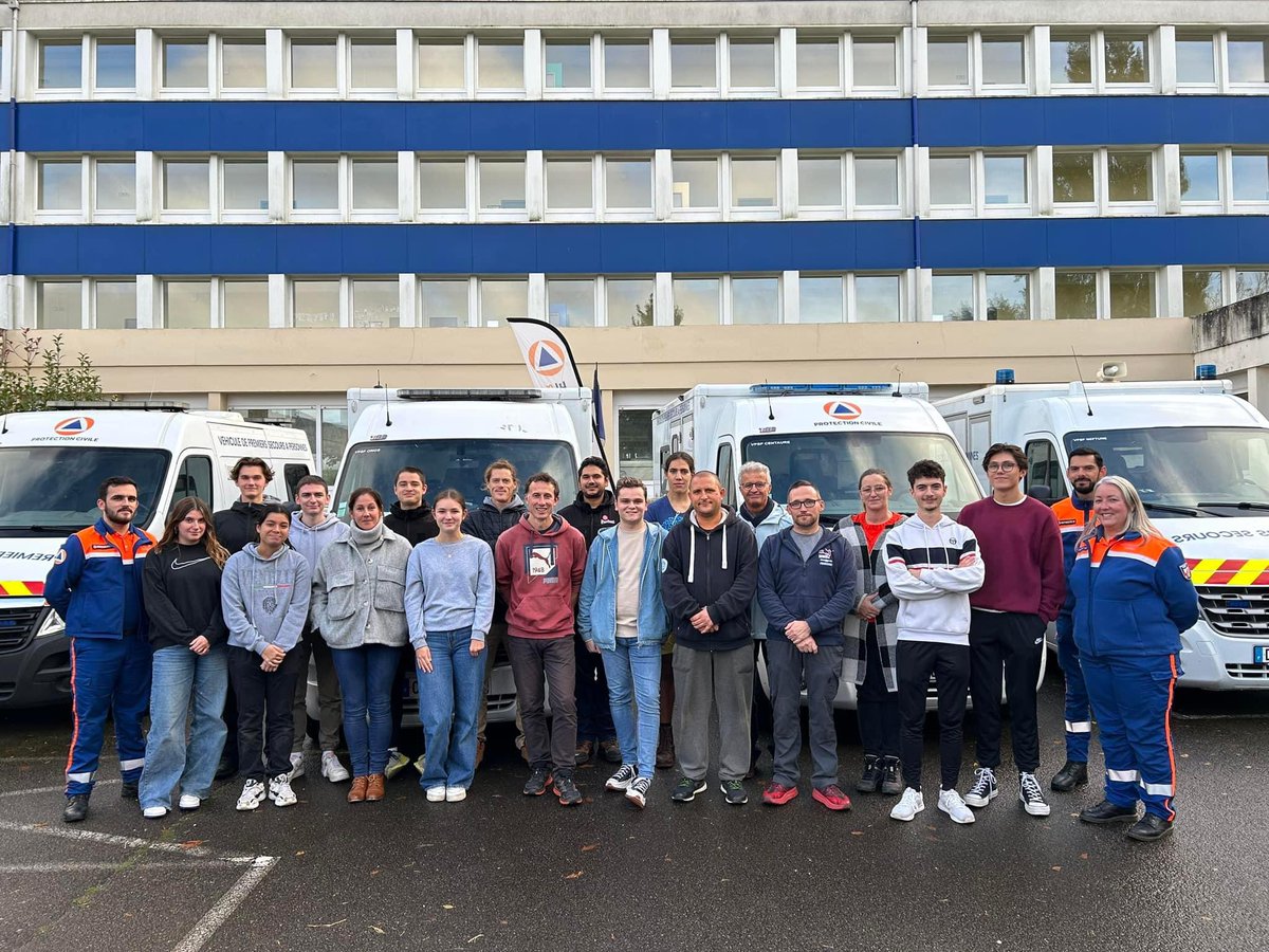 ProtecCivile53's tweet photo. [FORMATION PSE 1]

👉 🎉 Félicitations à nos 1️⃣8️⃣ stagiaires, pour l’obtention de leurs #PSE1 après 1 semaine de formation ! 

Dès demain début du #PSE2 ! 

Vous aussi FORMEZ-VOUS ! :  
✉️ mayenne@protection-civile.org
💻 https://t.co/k8lx8Mm1rY https://t.co/w1bFXYHx5D