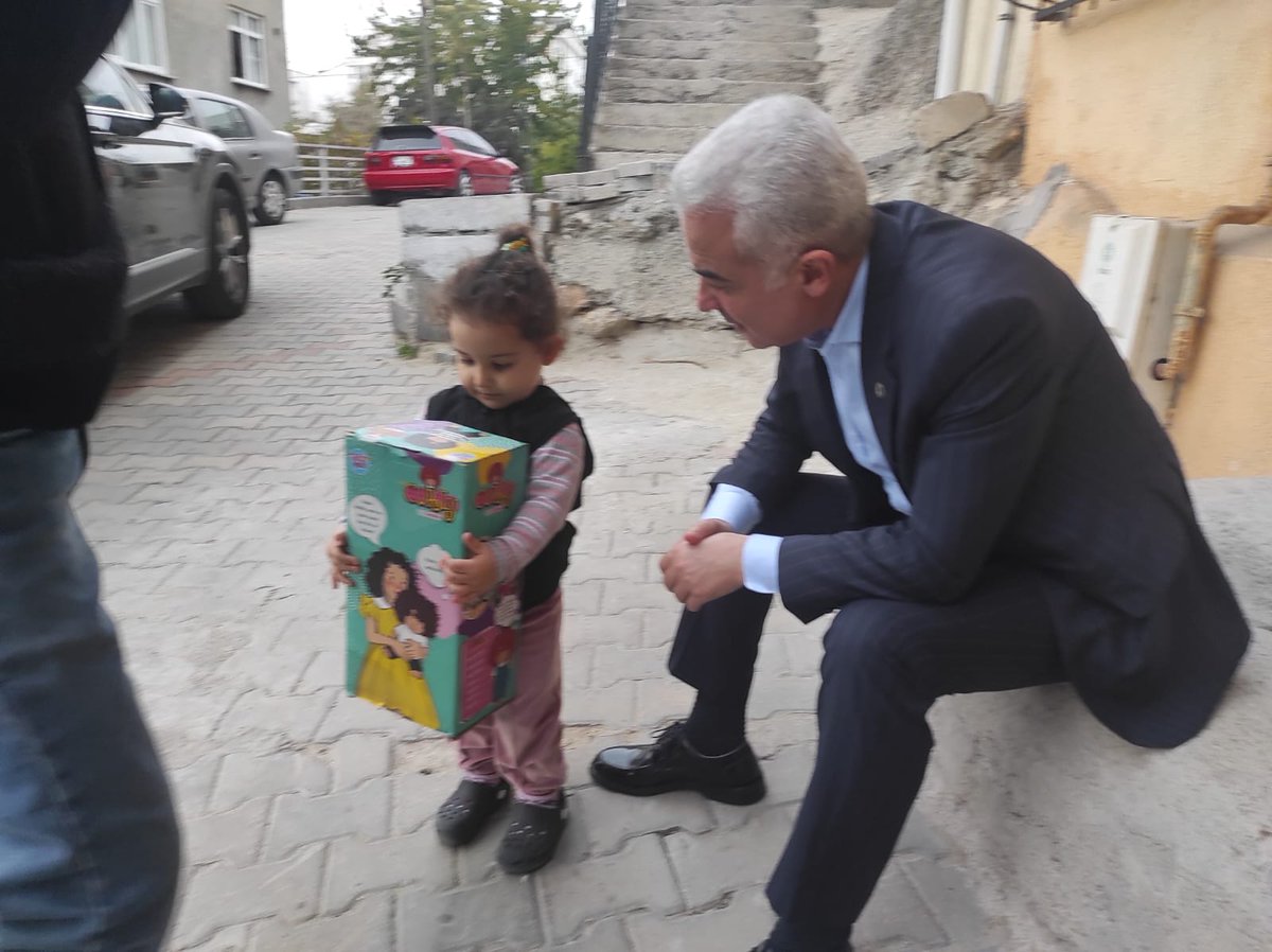 Kaymakamımız Sn. Uğur TURAN,
İlçe Nüfus Müdürümüz Sn. Bahar YILDIRIM ile birlikte, Cumhuriyetimizin asırlık tanığı değerli büyüğümüz Sn. Emine SEVİMLİ ve ailesini ziyaret edip hal ve hatırını sorarak değerli teyzemizin ellerinden öptü.