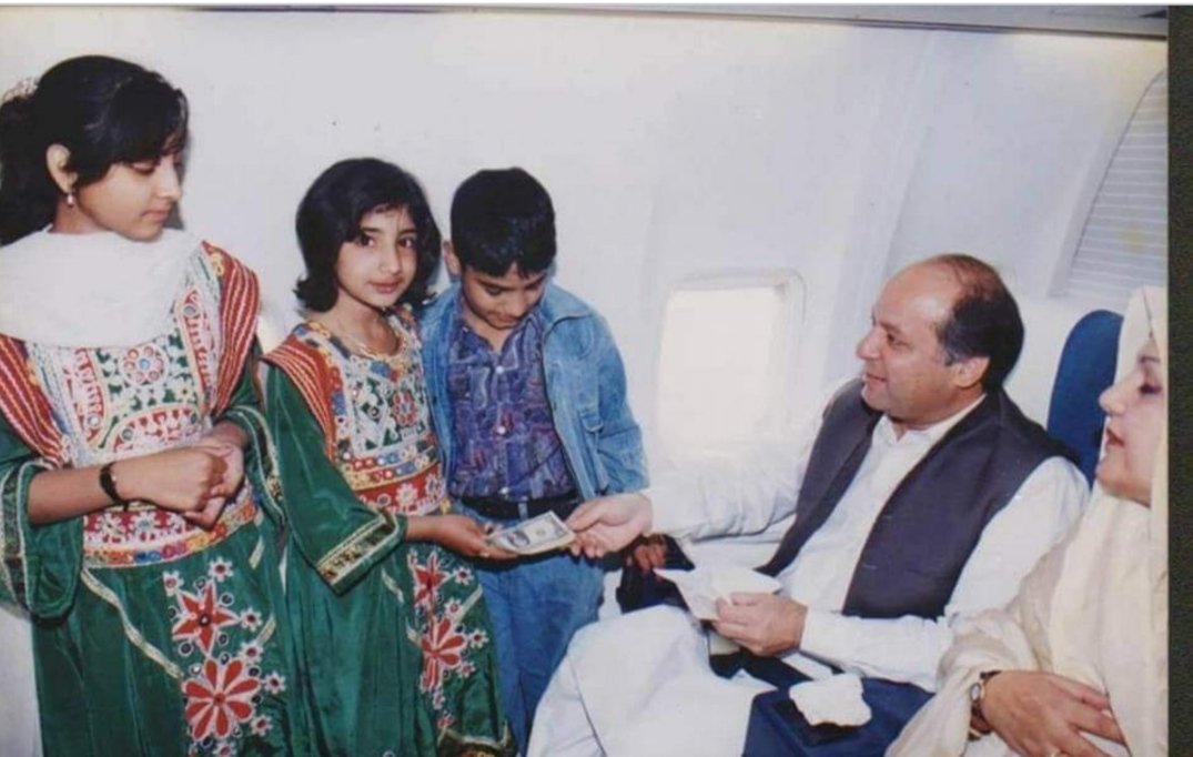 SehrishShakel's tweet photo. 1997 قرض اتارو ملک سنوارو سکیم 
اپنے لیڈر کے ساتھ یاد گار تصویر https://t.co/WGVWZZiw8n