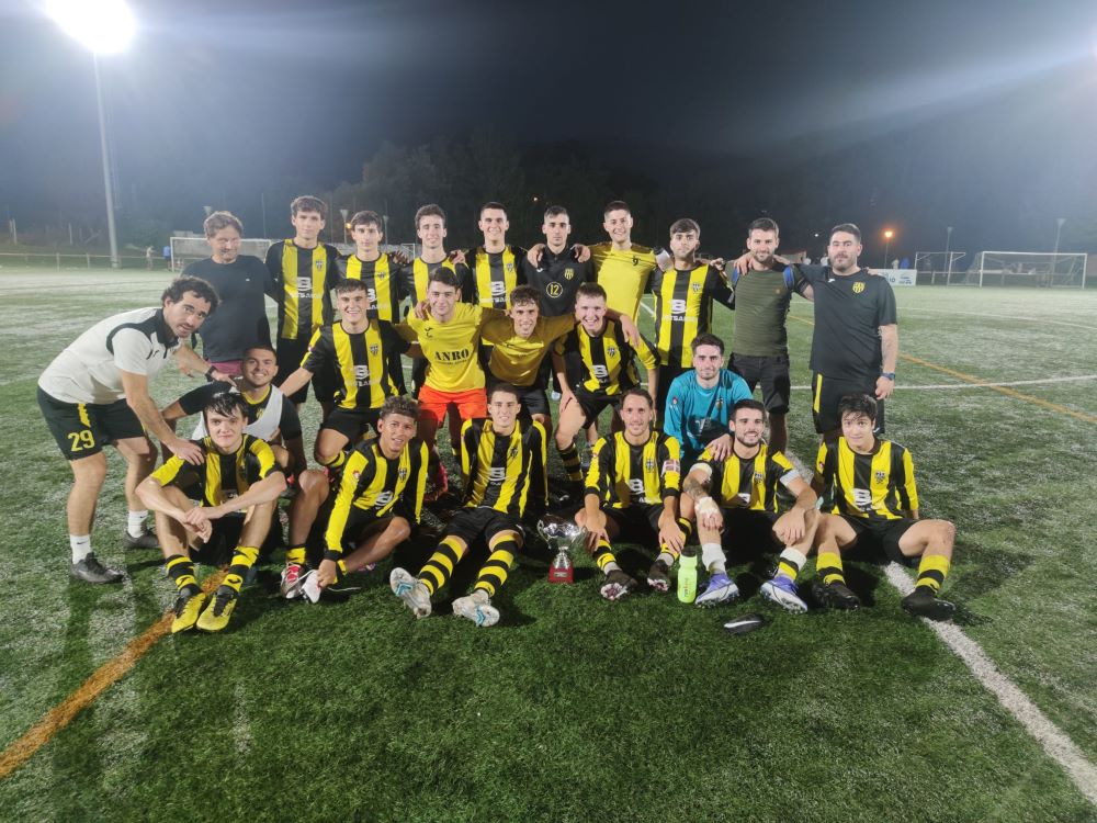 aritzfazkarate's tweet photo. Konfiantza osua talde honetan! Seguru nau nahi doguna lortu ahalko dogula! Urrunetik izan arren, zuegaz beti💛🖤 https://t.co/HTxxGlLPq2
