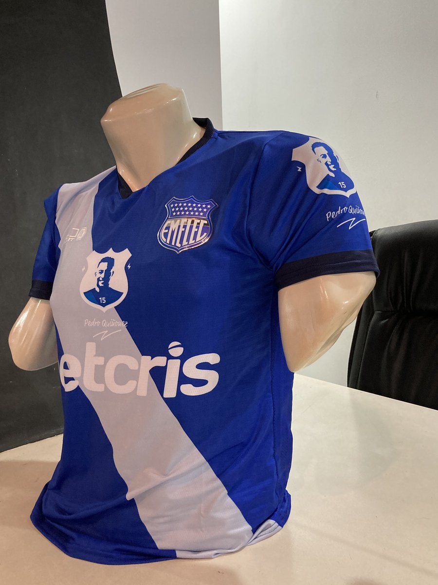 Fanboleros1's tweet photo. La camiseta de #PQ15 🔝

Esta será la camiseta que se usará en el el partido de despedida de Pedro Quiñonez 👏🏻 https://t.co/SlD2kM16GT