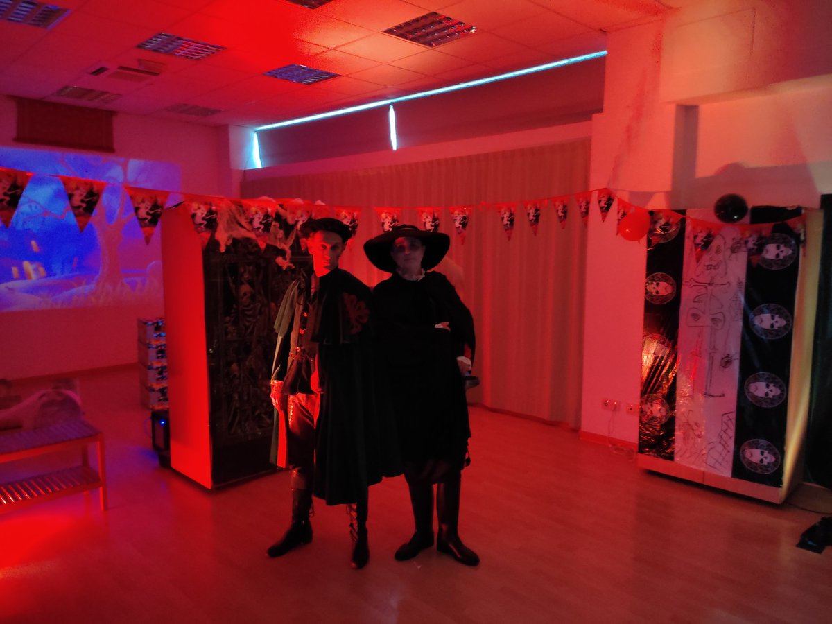 AVMontecarmelo's tweet photo. Don Juan Tenorio y Don Luis Mejía ya están en Montecarmelo repartiendo chucherías a los niños y niñas que vienen disfrazados!!
#HacemosBarrio #AVMontecarmelo #Montecarmelo #FuencarralElPardo #Madrid #Halloween #DonJuanTenorio https://t.co/NovjU7JNHW