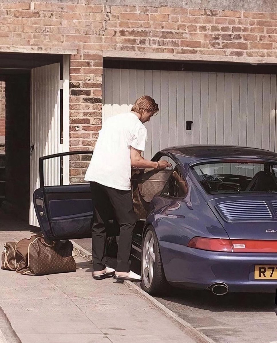 Porsche 993 in zenith blue but it’s for David and Victoria Beckham✨