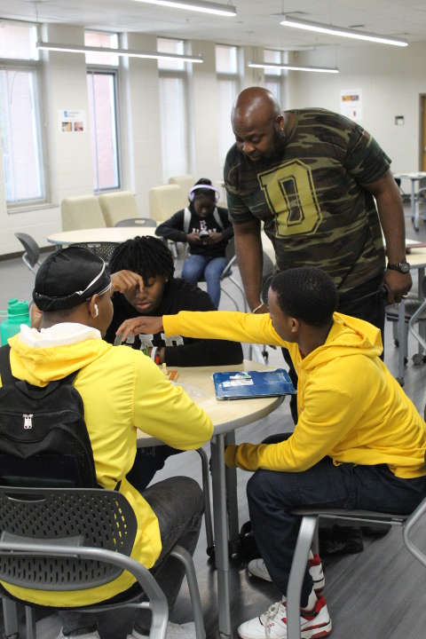 DouglassHSMedia's tweet image. @apsDouglassHigh @forrest_taylor1 @apsupdate @APSMediaServ @CalhounLakesha #AstroPride Astros participate in exciting chess matches during lunch. Gooo Astros!