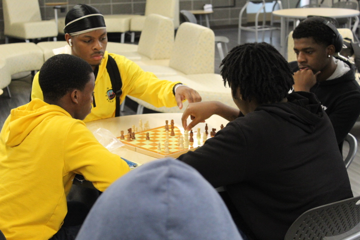 DouglassHSMedia's tweet image. @apsDouglassHigh @forrest_taylor1 @apsupdate @APSMediaServ @CalhounLakesha #AstroPride Astros participate in exciting chess matches during lunch. Gooo Astros!