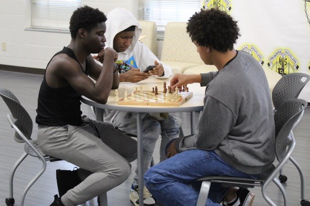 DouglassHSMedia's tweet image. @apsDouglassHigh @forrest_taylor1 @apsupdate @APSMediaServ @CalhounLakesha #AstroPride Astros participate in exciting chess matches during lunch. Gooo Astros!