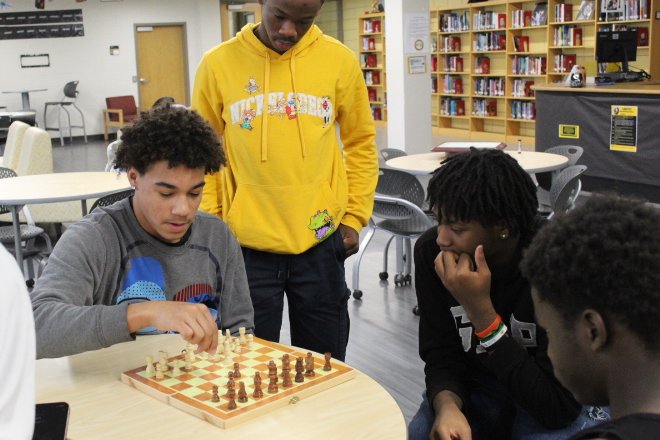 DouglassHSMedia's tweet image. @apsDouglassHigh @forrest_taylor1 @apsupdate @APSMediaServ @CalhounLakesha #AstroPride Astros participate in exciting chess matches during lunch. Gooo Astros!