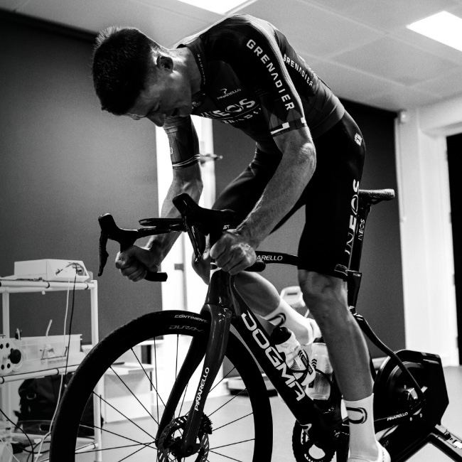 As the clocks turn back and winter approaches, your cycling sessions must adapt to meet the changing conditions. See our top 4 nutrition tips to kick-start your indoor training this winter: bit.ly/46JYtEl #fuelledbyscience #indoorcycling #turbotraining