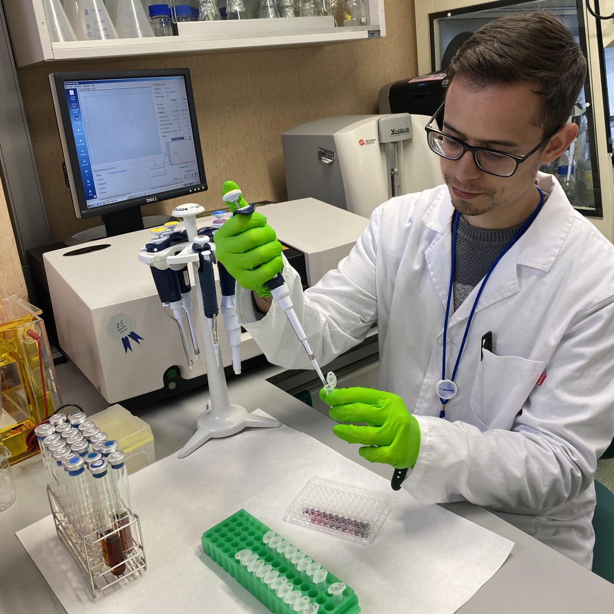 DivulgaCIEMAT's tweet photo. 🔊Estudiantes de #ESO, #bachillerato y #formacionprofesional 
¿Queréis realizar experimentos de laboratorio con vuestras propias manos?  

LaboTour!   

Experimenta con grafeno, ADN, tumores, biocarburantes, suelos...  
➡️ https://t.co/v09r0J0IG5

(hasta el 30/nov... ¡corred!) https://t.co/v4fezUblQR