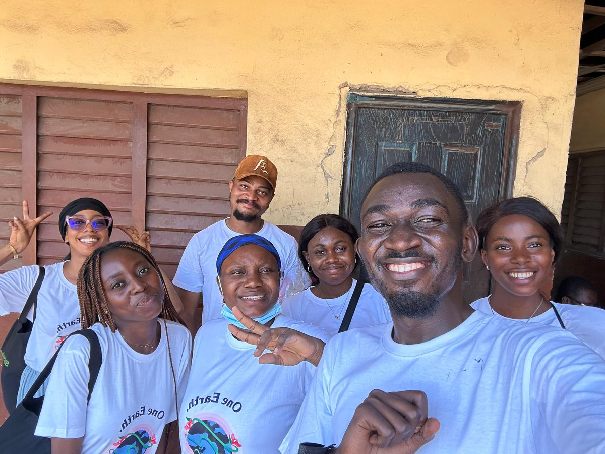 AfricaupcycleC's tweet photo. We would like to express our gratitude to @theflutterwave for sponsoring us on #WorldSustainabilityDay this year. It was a truly unforgettable occasion when Africa Upcycle Community, in collaboration with Flutterwave, planted trees at Maidan Primary Sch and Expressway Primary Sch https://t.co/FVwntfJ3TH