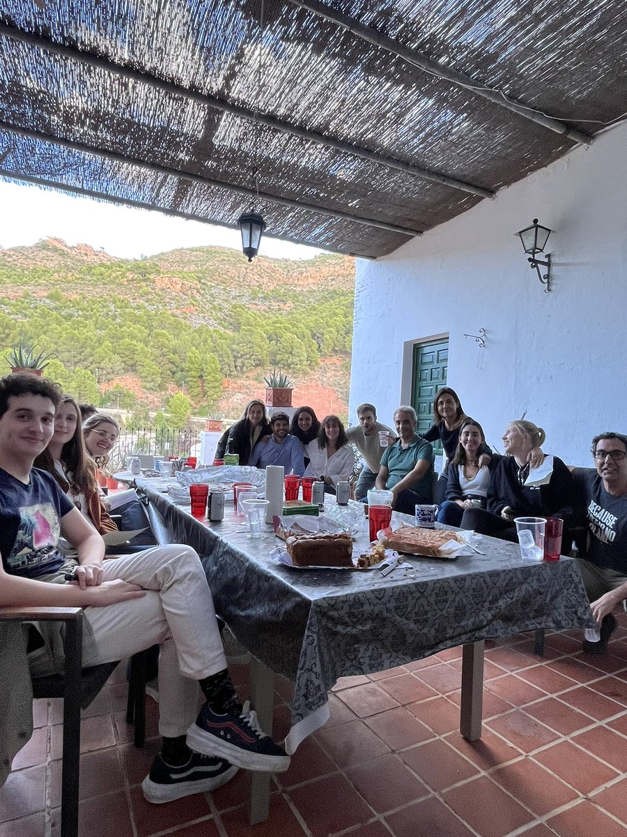 Celebrando el retiro anual entre residentes y tutores de <a href="/uci_lafe/">@UCI_LaFe</a> para hablar tras la “fideuà” de los objetivos y planificación de cada residente!  Sin ellos no hay futuro!