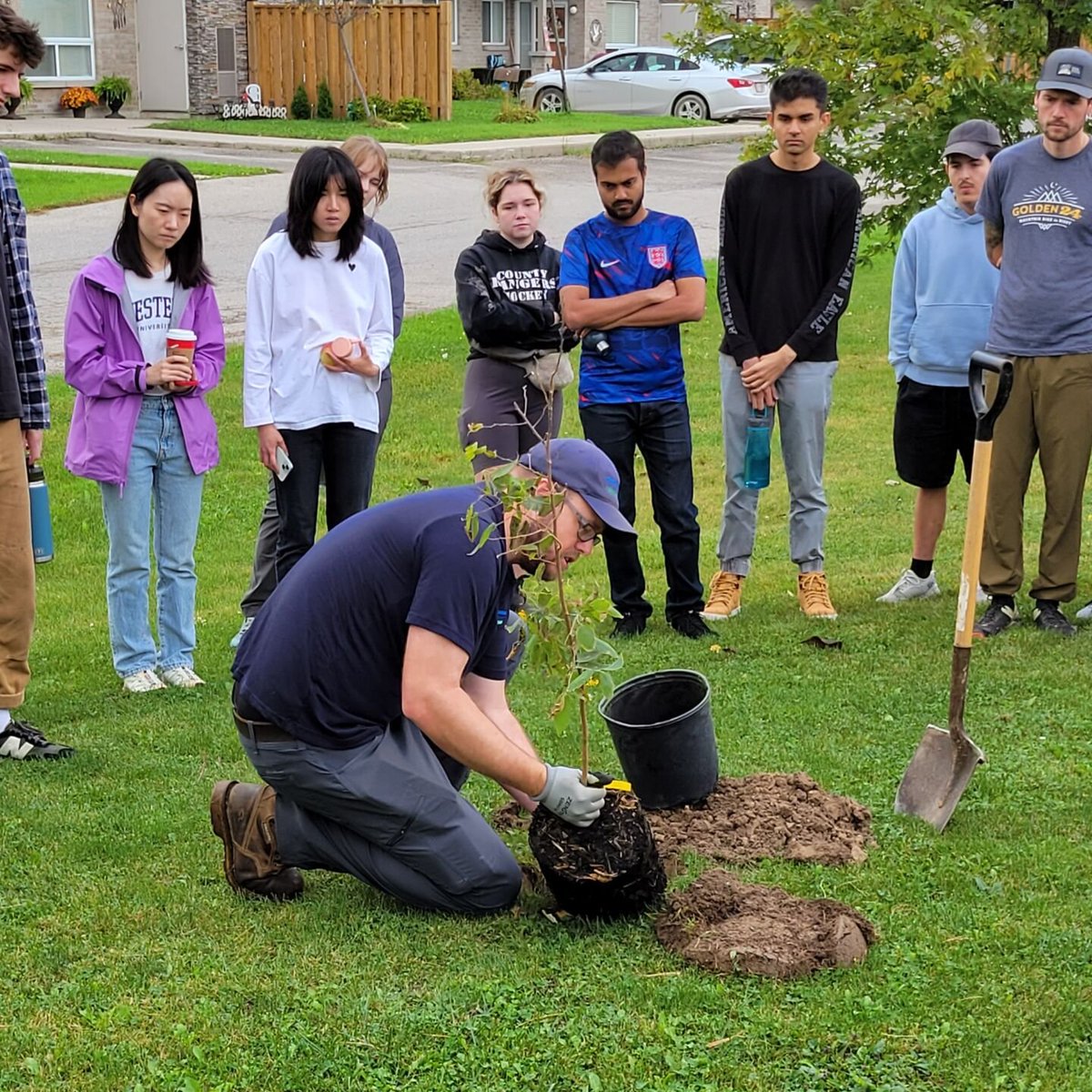 UTRCAmarketing's tweet photo. #TDTreeDays = more trees planted in the watershed!🌱📷 This October, we participated in two TD planting events along with Oneida Nation of the Thames and Chippewas of the Thames First Nation. Over 60 people came together to plant 400 trees! More at: https://t.co/sZYnhyTlXQ https://t.co/X4cjBppYy0