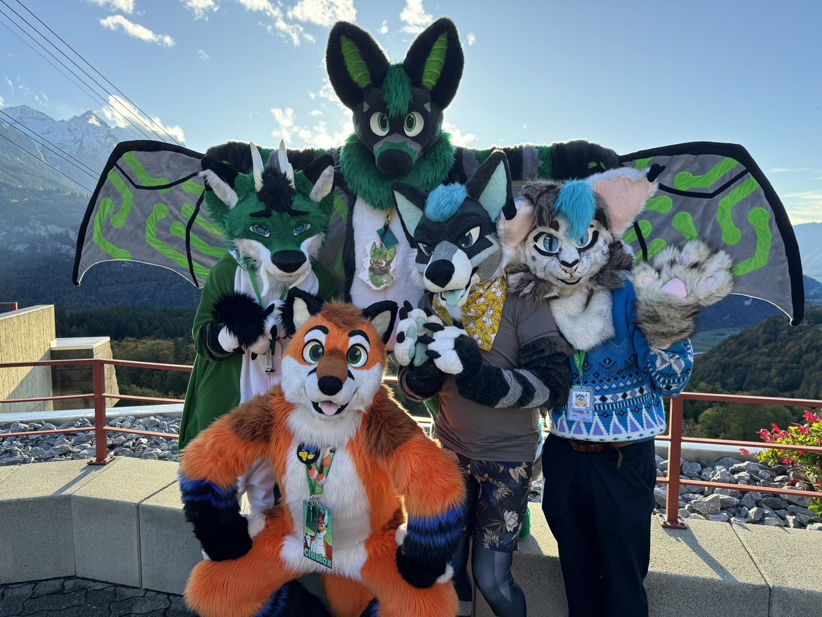 DorokiDarogan's tweet photo. We’re on top of the 🌍!

🐾:  @TigTinkerer, @Frido_Midori, @FoxClar, Me, Timhey_FL
📸: @HazardtheDragon 
📍: @goldenleavescon 

#FursuitFriday #Furry #Switzerland https://t.co/W01OUzSZSt