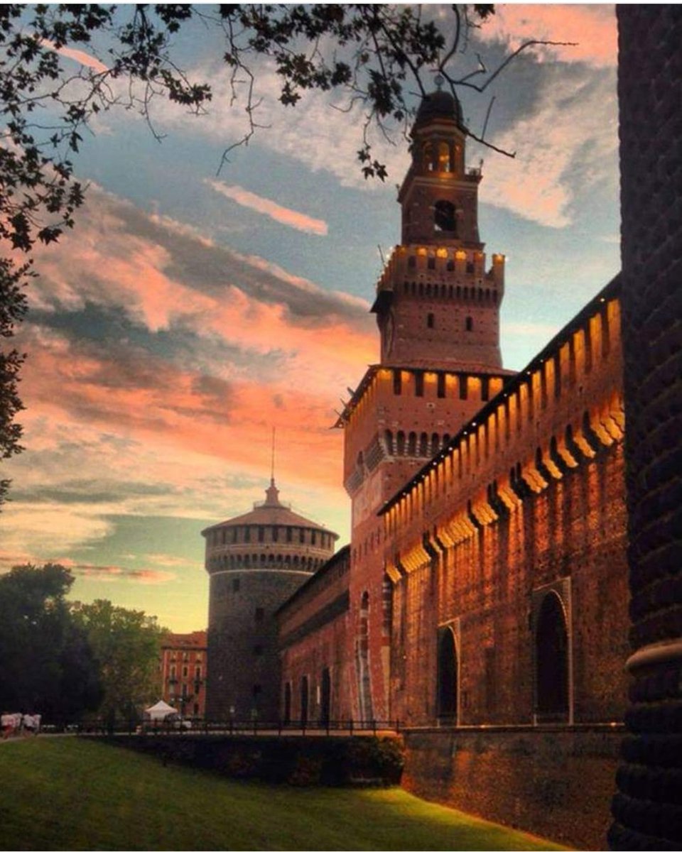 Quel tramonto all'angolo di un Castello.
Buonasera a tutti

#buonaserata #27ottobre #Milano #tramonto