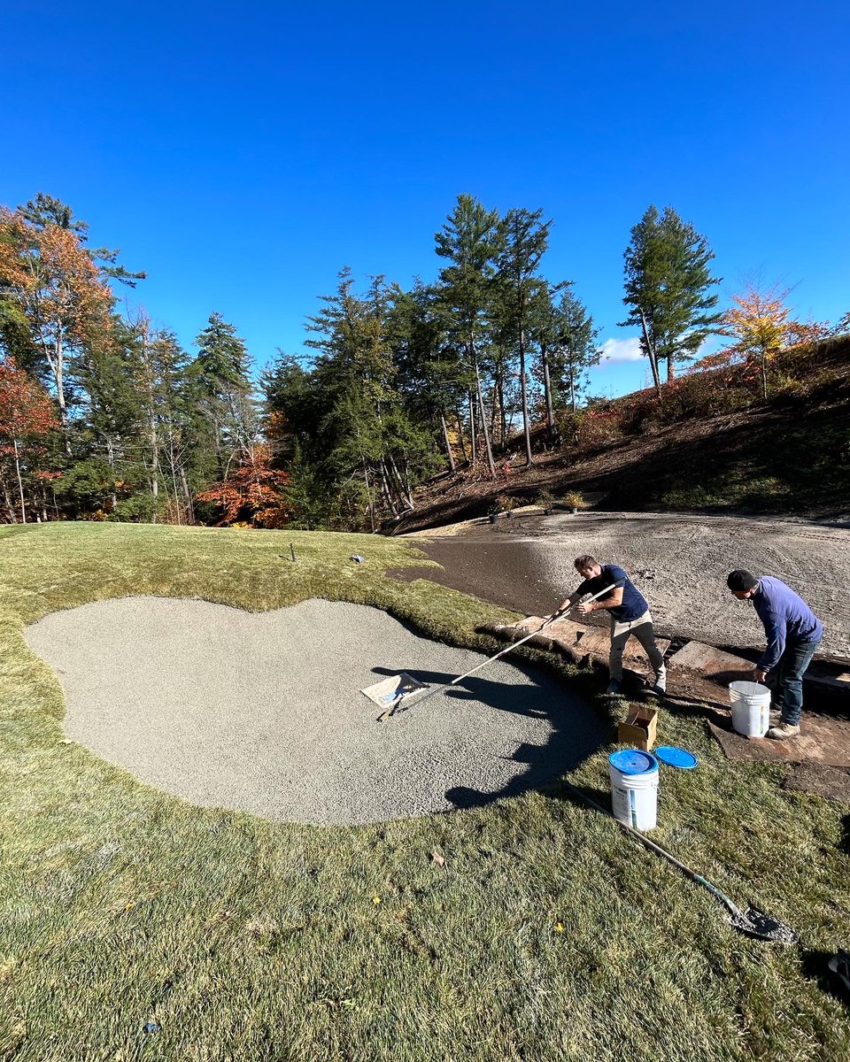 CapillaryFlow's tweet photo. Today was a beautiful fall day in Ottawa and Camelot Golf &amp; Country Club. Superintendent Chris Chapman (#camelotturf) and his great team did their first three CapillaryFlow bunkers as a part at the renovation of the 12th hole.
It’s great to work with dedicated skilled pros! https://t.co/ZToh3g1zzv