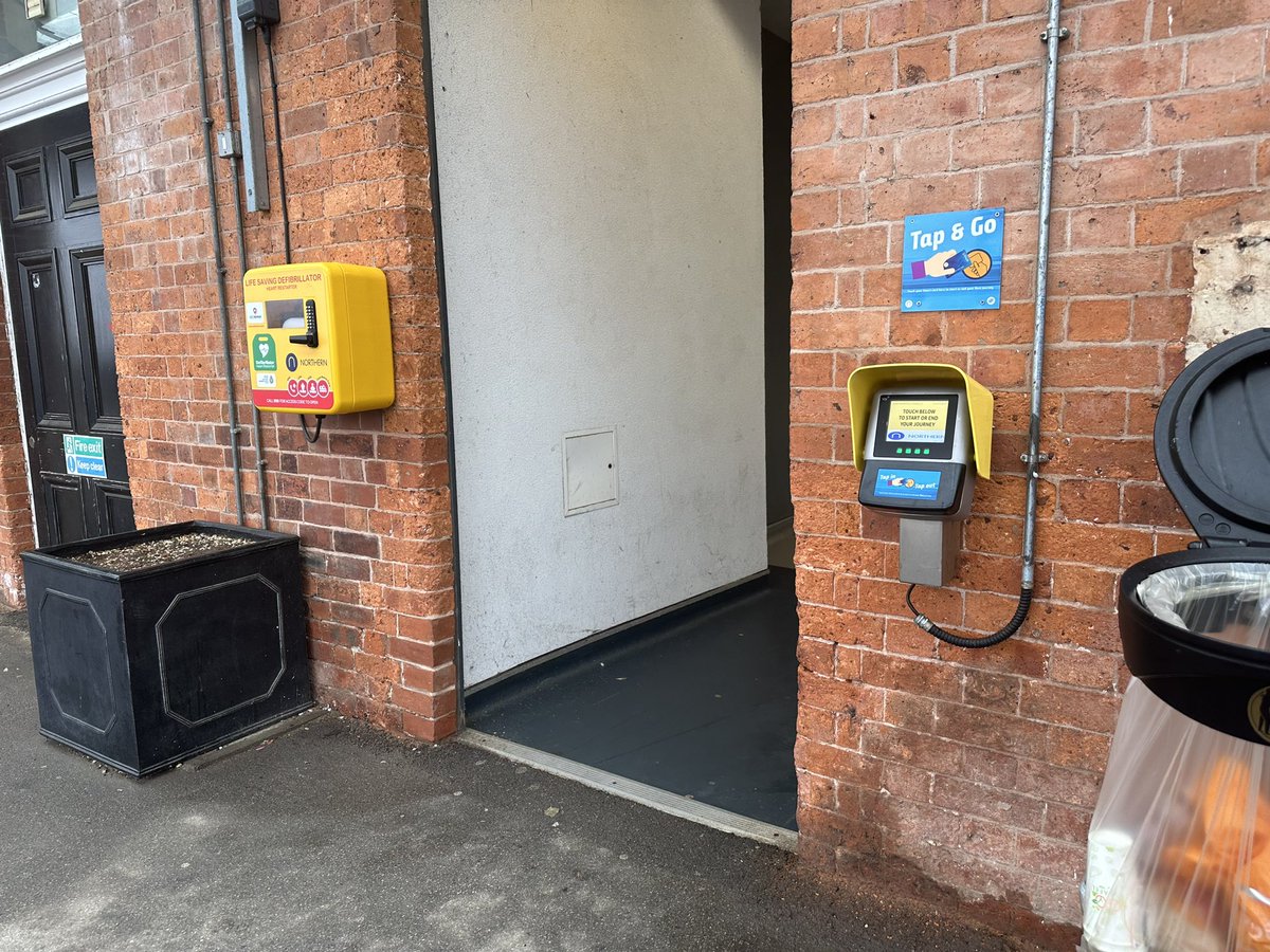 Today I visited Wakefield Kirkgate, it was cited as the perfect example of what the government wanted for all stations.  
The ticket machines aren’t working.  Apparently Northern had a systems failure today.  
Stations need people.  @RMTunion #SaveTicketOffices