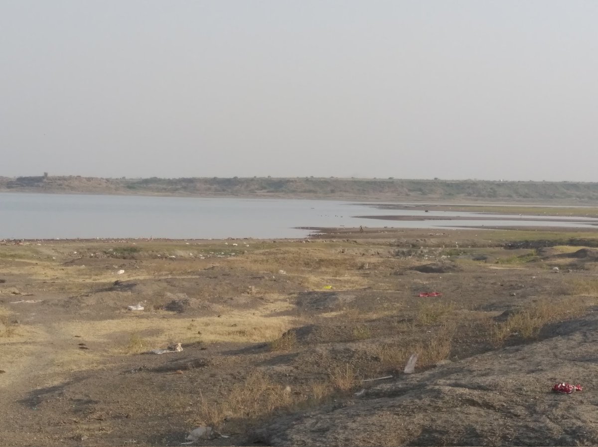_Sanjay___'s tweet photo. धुळ्याच्या नकाणे तलावात ४०दिवस पुरेल इतकाच जलसाठा शिल्लक. 
धुळे शहराच्या २५ टक्के भागाला पाणीपुरवठा करणाऱ्या नकाणे तलावात केवळ ४०दिवस पुरेल इतकाच जलसाठा शिल्लक आहे. 
#waterissue 
#maharashtra
#dhule https://t.co/6l65GBIkT1