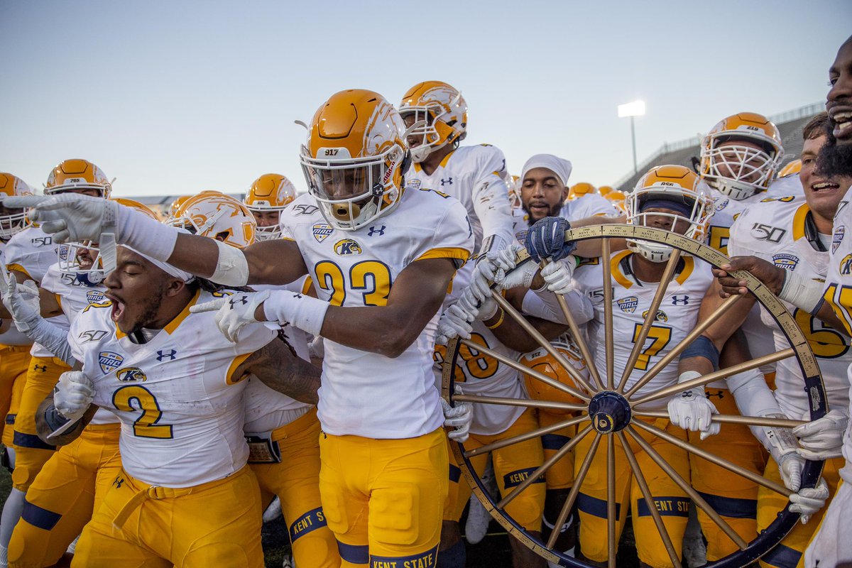 After a great conversation with @Coach_CJRobbins I am blessed to announce that I’ve received an offer from Kent State University 🔵🟡 #GoFlashes ⚡️ @KentStFootball @_MP_Football