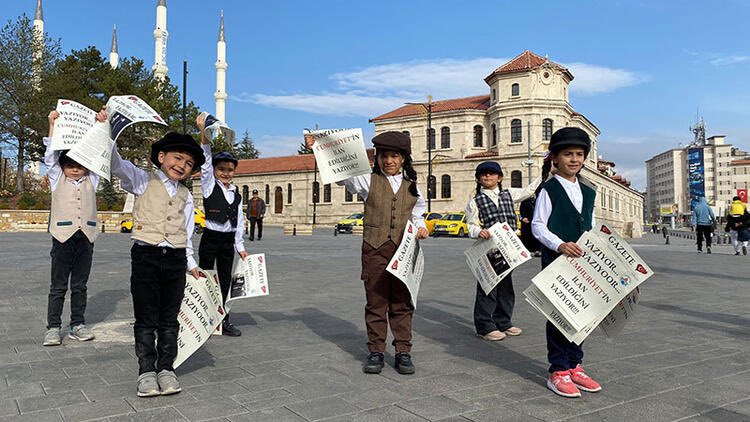 onderseren's tweet photo. Bu en güzeli olmuş

Sivas'ta ilkokul öğrencileri Cumhuriyet'in ilan edildiğini duyuran gazete hazırlayıp, 'Yazıyor, Cumhuriyet'in ilan edileceği yazıyor' sloganı ile vatandaşlara dağıtmışlar. https://t.co/PxoOAO7BIr