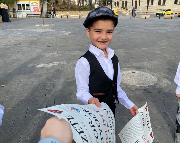 onderseren's tweet photo. Bu en güzeli olmuş

Sivas'ta ilkokul öğrencileri Cumhuriyet'in ilan edildiğini duyuran gazete hazırlayıp, 'Yazıyor, Cumhuriyet'in ilan edileceği yazıyor' sloganı ile vatandaşlara dağıtmışlar. https://t.co/PxoOAO7BIr