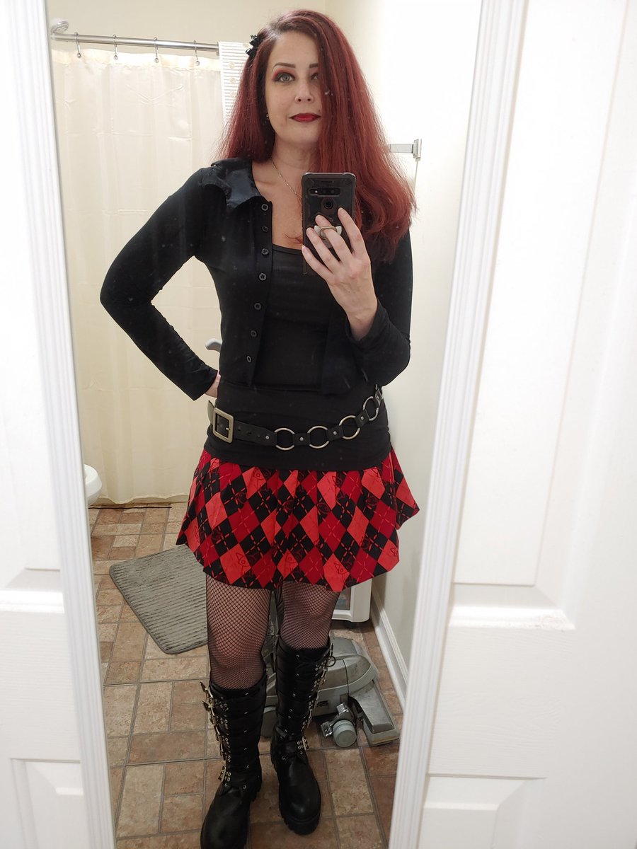 MelissaMcRee75's tweet photo. Feeling gothy today. 🤣 just kidding. I feel that way everyday. https://t.co/juf3izqtkL