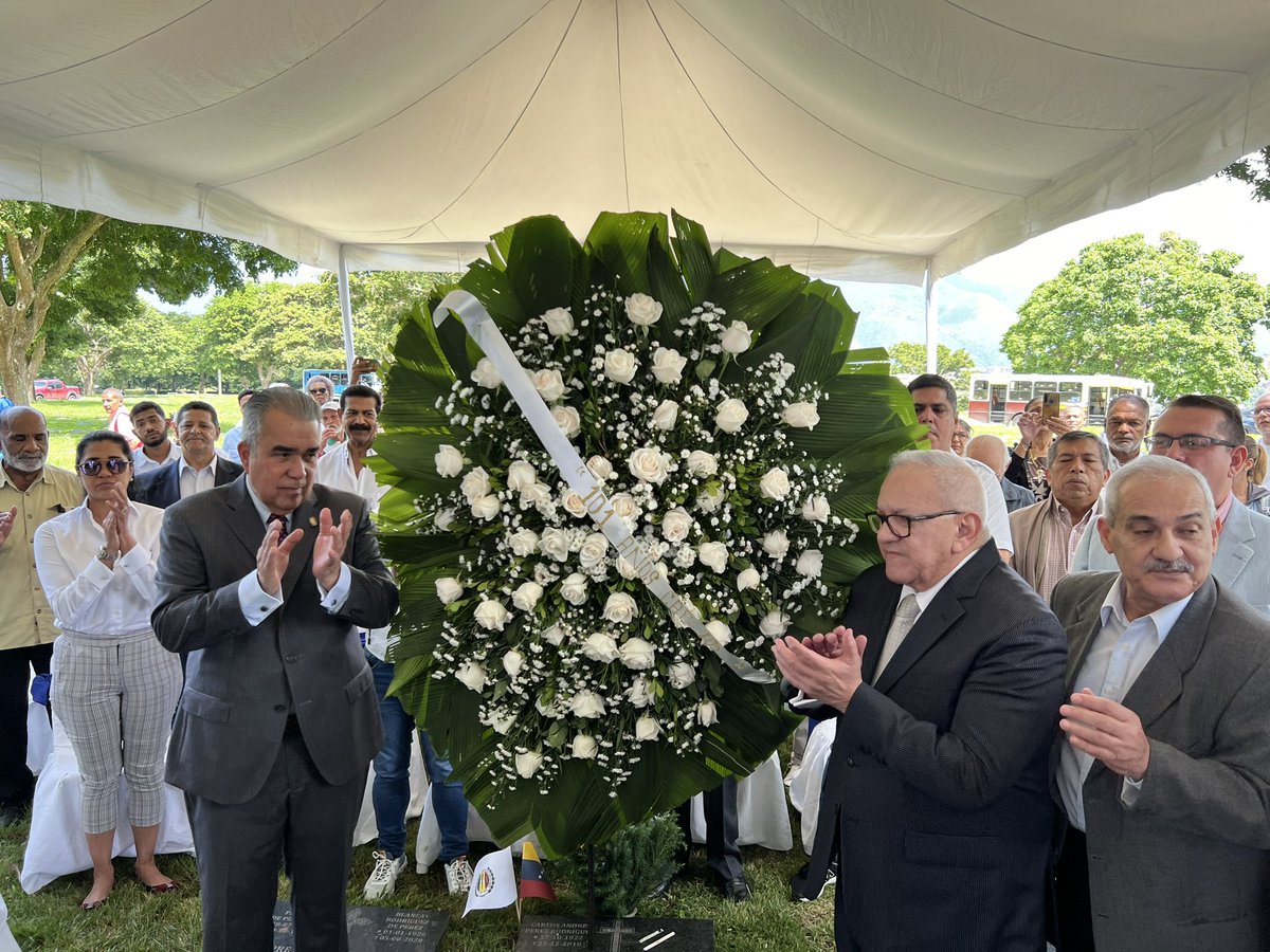 ADVenezuelaa's tweet photo. CEN #AcciónDemocrática con presencia del Secretario General Nacional @adbernabe y el candidato presidencial @Luisemartinezh, en el marco del natalicio de Carlos Andrés Pérez, rinde homenaje con una ofrenda floral en el Cementerio del Este, donde reposan los restos del presidente. https://t.co/gcBVt7X5Ma